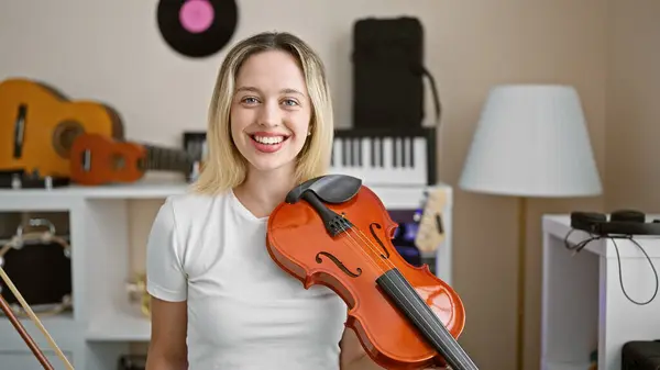 Joven Mujer Rubia Músico Sosteniendo Violín Sonriendo Estudio Música —  Fotos de Stock