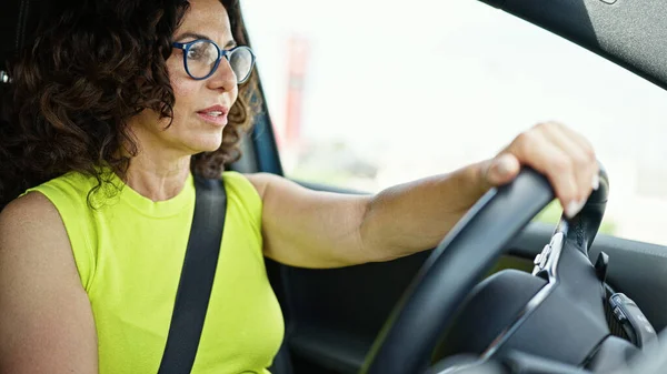 年事已高的他惊慌失措的女人开车在路上戴眼镜 — 图库照片