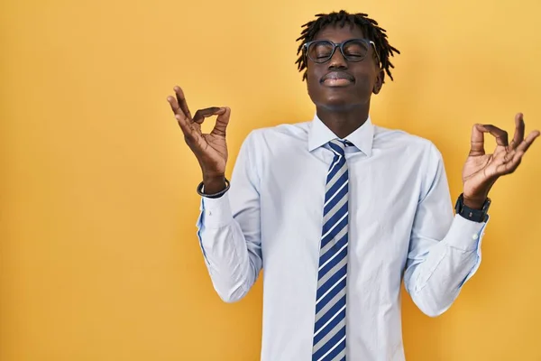 Hombre Africano Con Rastas Pie Sobre Fondo Amarillo Relajarse Sonreír — Foto de Stock