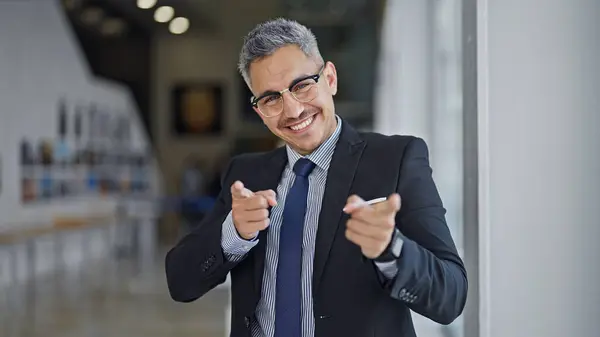 若いヒスパニック系の男ビジネスワーカー笑顔に自信を指してカメラにオフィス — ストック写真