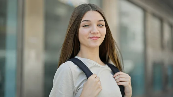 Joven Hermosa Chica Estudiante Sonriendo Confiado Usando Mochila Calle — Foto de Stock