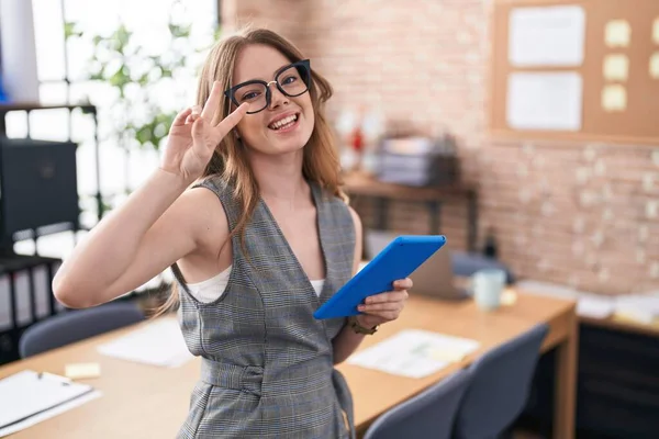 Ofiste Çalışan Beyaz Bir Kadın Gözlük Takıyor Barış Sembolü Yapıyor — Stok fotoğraf