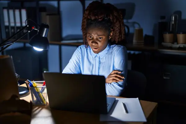 Afrikanerin Die Nachts Büro Arbeitet Verängstigt Und Schockiert Mit Überraschtem — Stockfoto