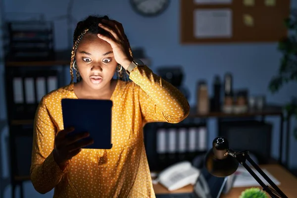 Mujer Afroamericana Con Trenzas Trabajando Oficina Por Noche Con Tableta — Foto de Stock