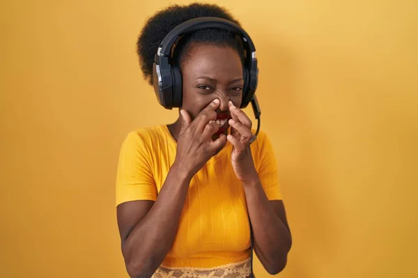 Afrikaanse Vrouw Met Krullend Haar Een Gele Achtergrond Met Een — Stockfoto