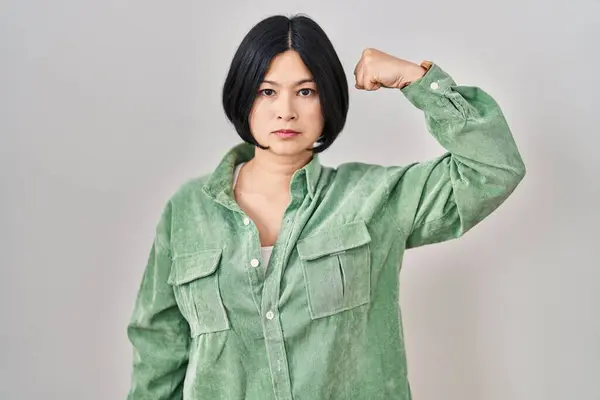 Ung Asiatisk Kvinna Står Över Vit Bakgrund Stark Person Visar — Stockfoto