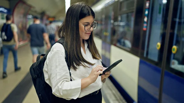在马德里地铁站 年轻美丽的惊慌失措的女人正在用智能手机等地铁 — 图库照片