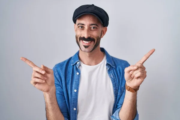 Hispanic Man Beard Standing Isolated Background Smiling Confident Pointing Fingers — Stock Photo, Image