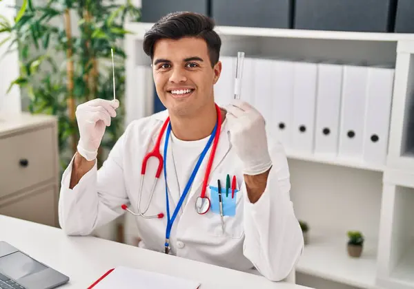 Jovem Hispânico Homem Médico Segurando Teste Pcr Clínica — Fotografia de Stock