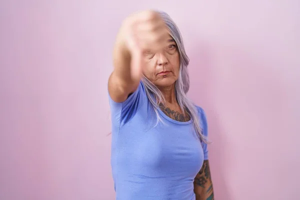 Женщина Средних Лет Татуировками Розовом Фоне Выглядящая Несчастной Злой Демонстрирующая — стоковое фото