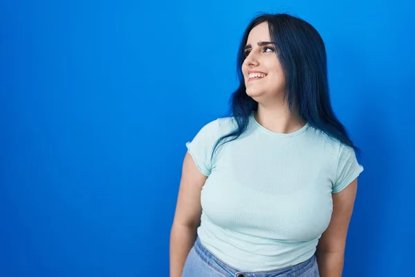 Junges Modernes Mädchen Mit Blauen Haaren Die Vor Blauem Hintergrund — Stockfoto