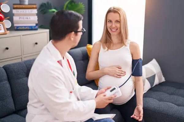 Mann Und Frau Arzt Und Schwangere Patientin Beim Arztbesuch Mit — Stockfoto