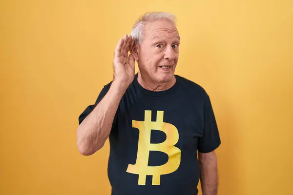 Homem Sênior Com Cabelos Grisalhos Vestindo Camiseta Bitcoin Sorrindo Com — Fotografia de Stock