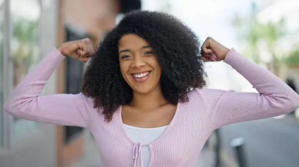 アフリカ系アメリカ人の女性は自信を持って路上で腕と強いジェスチャーを行う — ストック写真