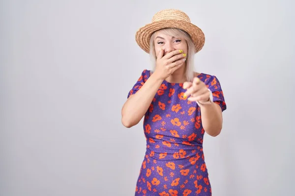 Jonge Blanke Vrouw Draagt Bloemen Jurk Zomer Hoed Lachen Naar — Stockfoto