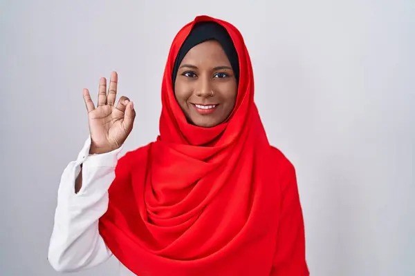 Jeune Femme Arabe Portant Écharpe Traditionnelle Islamique Hijab Souriant Positif — Photo