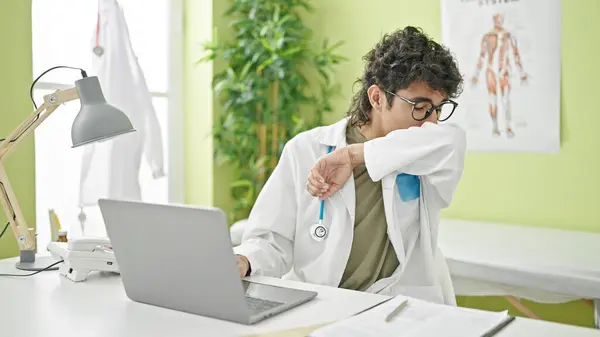 Jovem Hispânico Homem Médico Usando Laptop Espirros Clínica — Fotografia de Stock