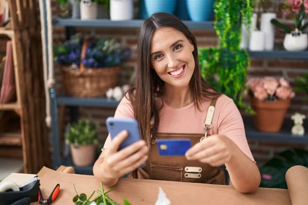 Jovem Bela Florista Mulher Hispânica Usando Smartphone Cartão Crédito Loja — Fotografia de Stock