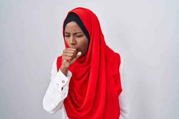 Jeune Femme Arabe Portant Une Écharpe Traditionnelle Islamique Hijab Sentant — Photo