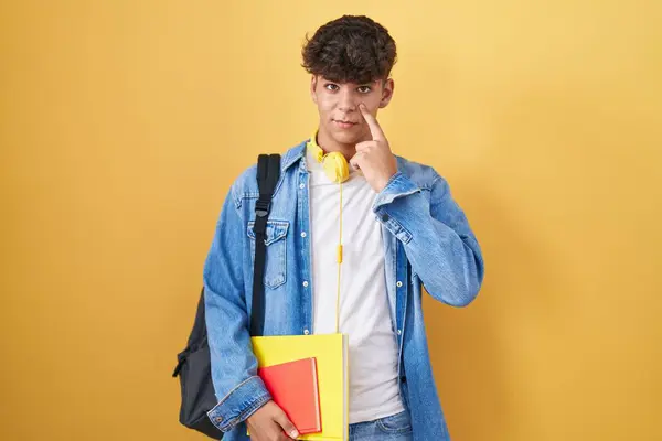 Adolescente Hispânico Usando Mochila Estudantil Segurando Livros Apontando Para Olho — Fotografia de Stock