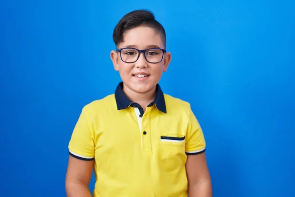 Joven Niño Hispano Pie Sobre Fondo Azul Mirando Positiva Feliz —  Fotos de Stock