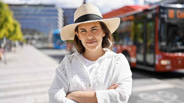 Krásná Mladá Hispánka Usměvavá Sebevědomě Nosit Letní Klobouk Stojící Rukama — Stock fotografie