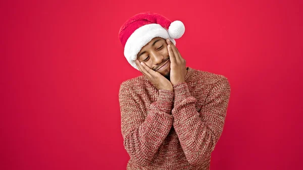 African American Man Smiling Confident Wearing Christmas Hat Isolated Red — Stock Photo, Image