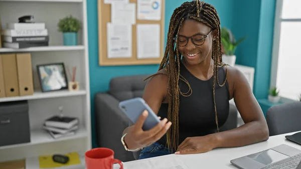 Trabajadora Negocios Afroamericana Usando Smartphone Sonriendo Oficina —  Fotos de Stock