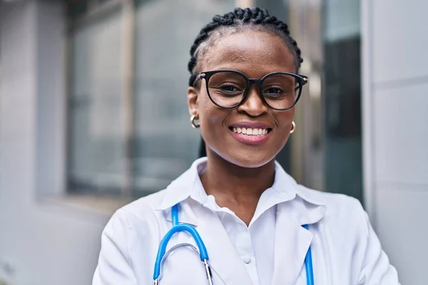 African American Woman Doctor Smiling Confident Standing Hospital — Stock Photo, Image
