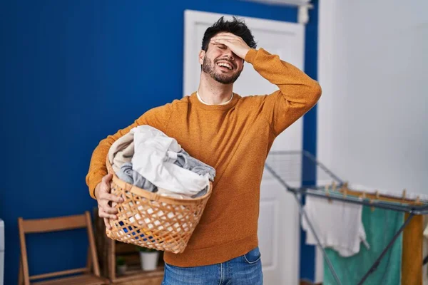 Hispánec Vousy Držící Koš Prádlo Prádelně Vystresovaný Frustrovaný Rukou Hlavě — Stock fotografie