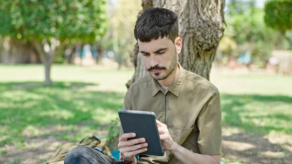 Genç Spanyol Adam Parkta Rahat Bir Ifadeyle Dokunmatik Ped Kullanıyor — Stok fotoğraf