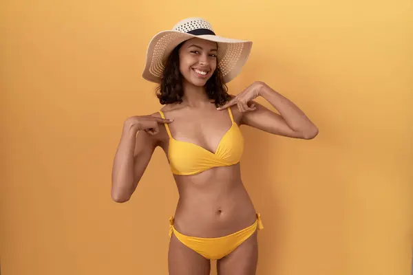 Młoda Latynoska Kobieta Bikini Letnim Kapeluszu Uśmiechem Twarzy Wskazując Się — Zdjęcie stockowe