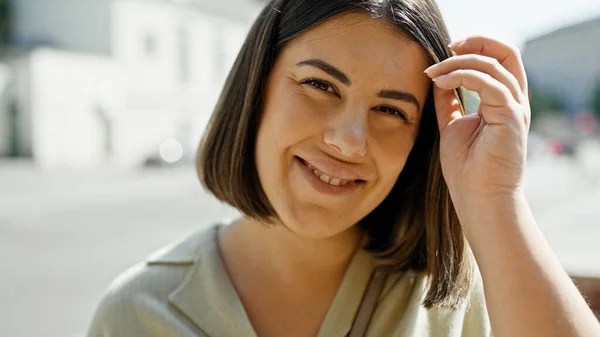 Jonge Mooie Spaanse Vrouw Glimlachend Vol Vertrouwen Straten Van Wenen — Stockfoto