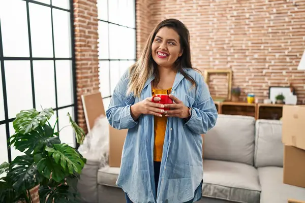 Young Beautiful Size Woman Smiling Confident Drinking Coffee New Home — Foto Stock