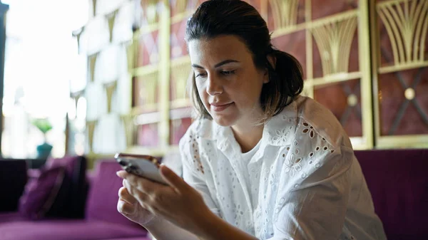 Otel Salonunda Akıllı Telefon Kullanan Güzel Genç Bir Spanyol Kadın — Stok fotoğraf