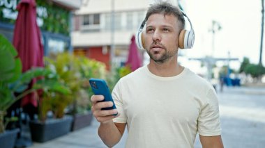 Elleri boş gezen genç adam caddeden arıyor.