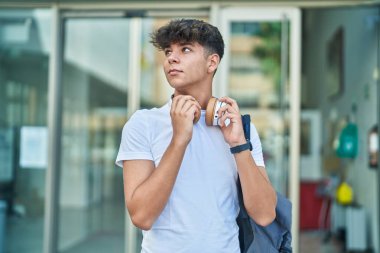 Üniversitede sırt çantası takan genç İspanyol bir öğrenci.