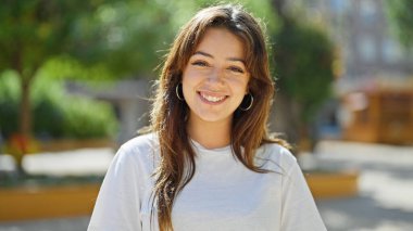 Parkta kendine güvenen güzel, İspanyol bir kadın.