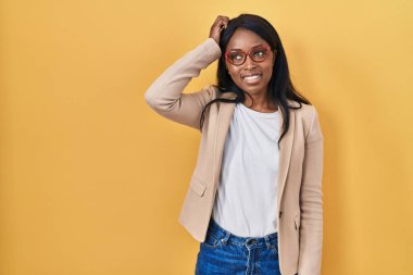 Gözlük takan Afrikalı genç bir kadın soru sorup kafasını karıştırıyor. Şüpheyle kararsız, kafa kafaya düşünerek. Düşünceli kavram. 