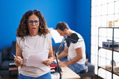 Orta yaşlı İspanyol kadın müzik stüdyosunda habersiz ve kafası karışık bir şekilde şarkı söylüyor. şüphe kavramı. 