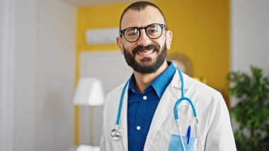 Klinikte kendine gülen genç İspanyol doktor.