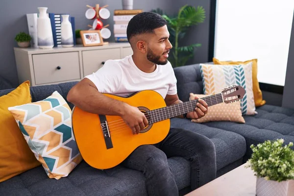 Jeune Homme Latin Jouant Guitare Classique Assis Sur Canapé Maison — Photo