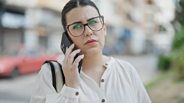 Młoda Piękna Latynoska Kobieta Rozmawiająca Przez Telefon Ulicy — Zdjęcie stockowe