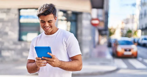 Jovem Hispânico Sorrindo Confiante Usando Touchpad Rua — Fotografia de Stock
