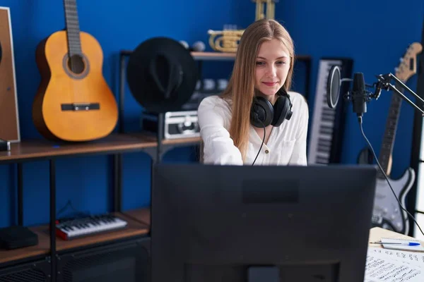 Giovane Artista Donna Caucasica Comporre Canzone Utilizzando Computer Studio Musica — Foto Stock