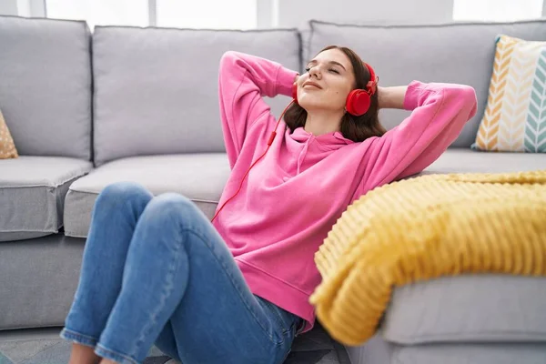 Mladá Žena Poslouchá Hudbu Sedící Doma Podlaze — Stock fotografie