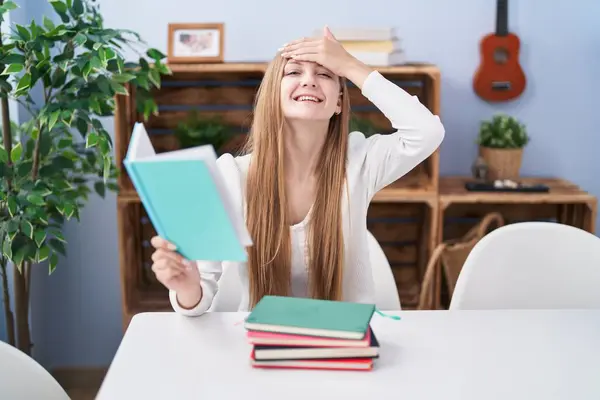 Mujer Joven Caucásica Leyendo Libros Casa Estresada Frustrada Con Mano — Foto de Stock