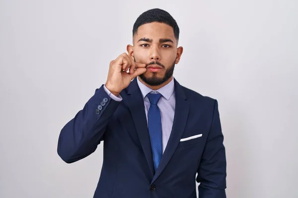 Jeune Homme Hispanique Portant Costume Affaires Cravate Bouche Lèvres Fermées — Photo