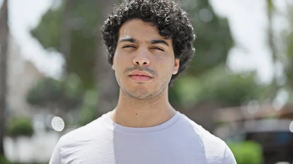 Jovem Latino Homem Com Expressão Séria Parque — Fotografia de Stock