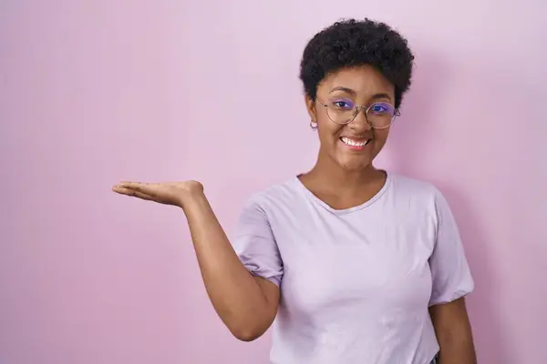 Young African American Woman Standing Pink Background Smiling Cheerful Presenting — Fotografia de Stock